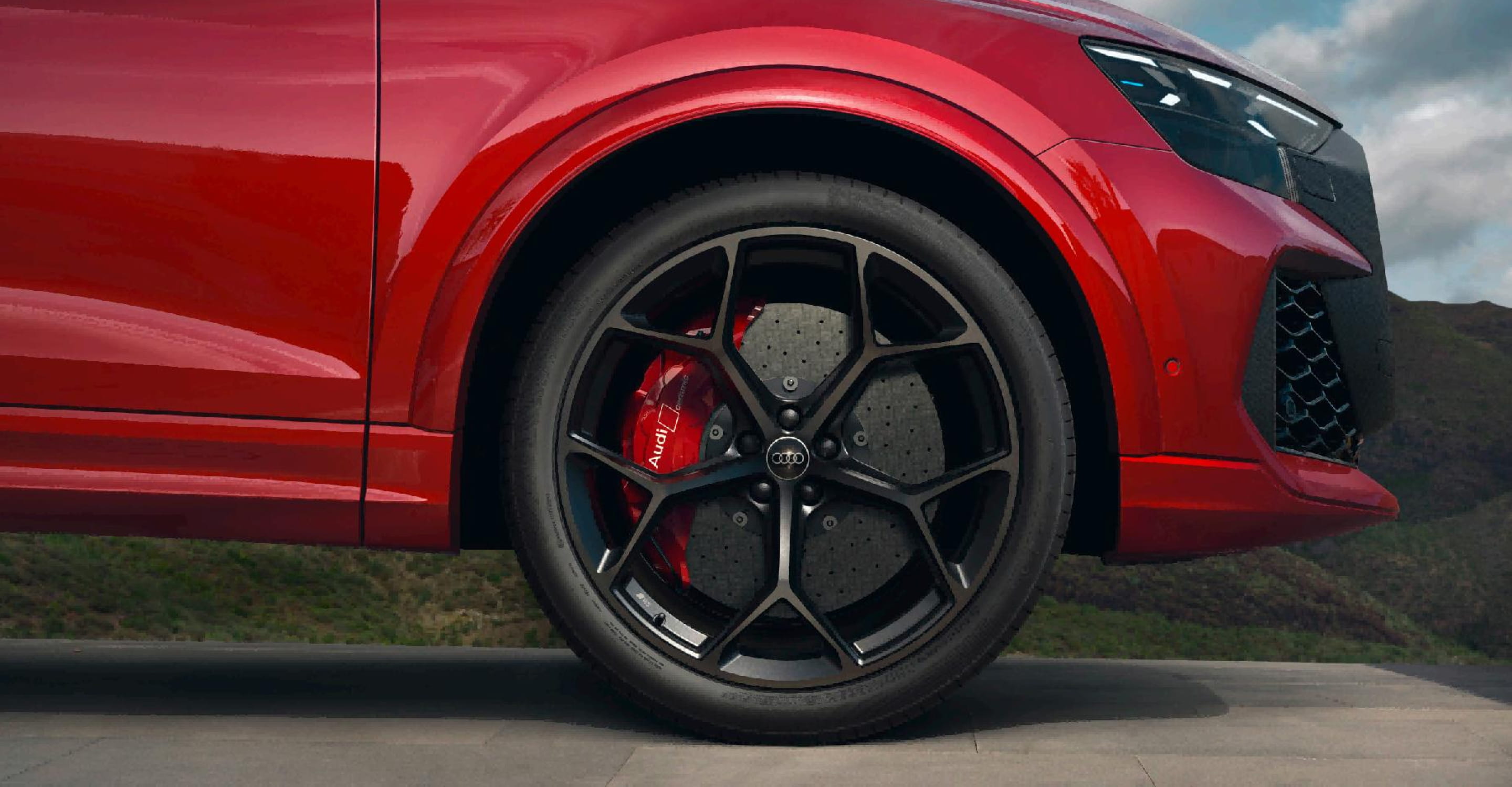 图注4：新奥迪RS Q8 performance装备带10活塞卡钳的RS碳陶刹车盘