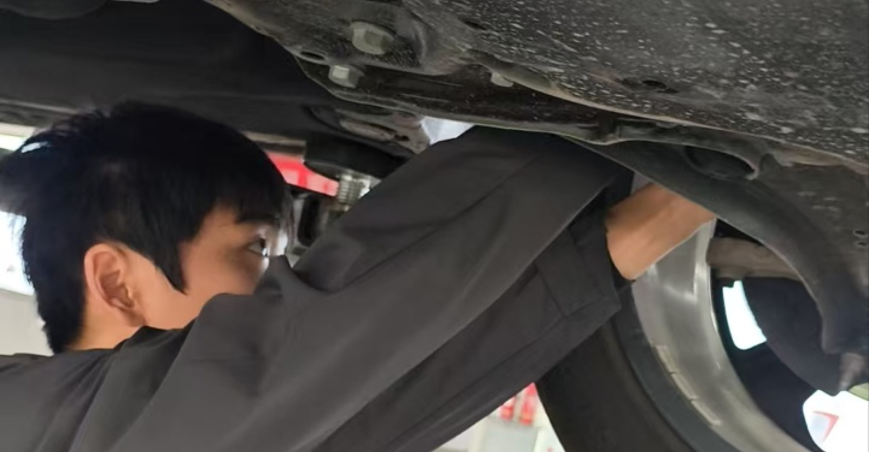 图注5：奥迪4S店技师为车主清理轮速传感器处的异物，解决故障问题