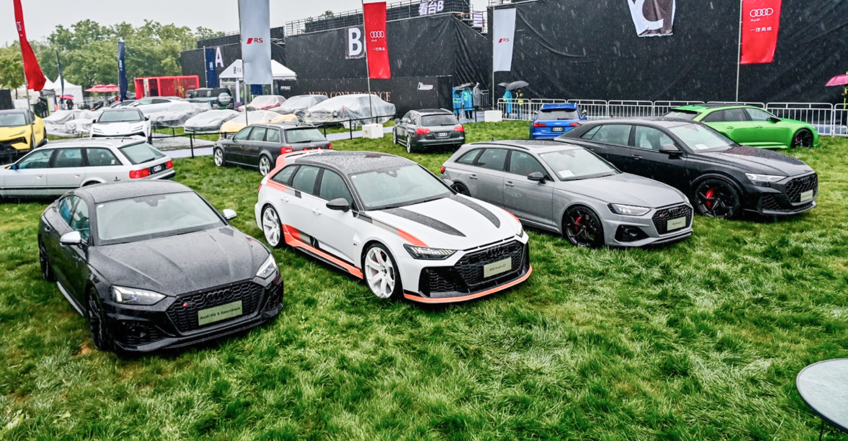 图注2. 奥迪RS家族新老成员强势集结，为现场车迷奉上人类机械美学的终极浪漫大