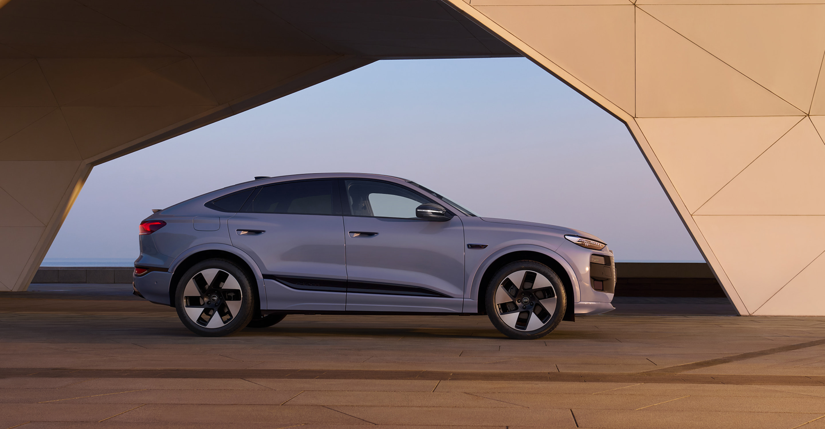 图注3：星空电竞官网Q6L e-tron从PPE工厂下线，不仅意味着星空电竞官网实现电动化智能化转型，更标志着奥迪四环品牌在百年传承中完成跨越式革新，同时也将引领奥迪品牌加速构建覆盖全球的电动化生态版图