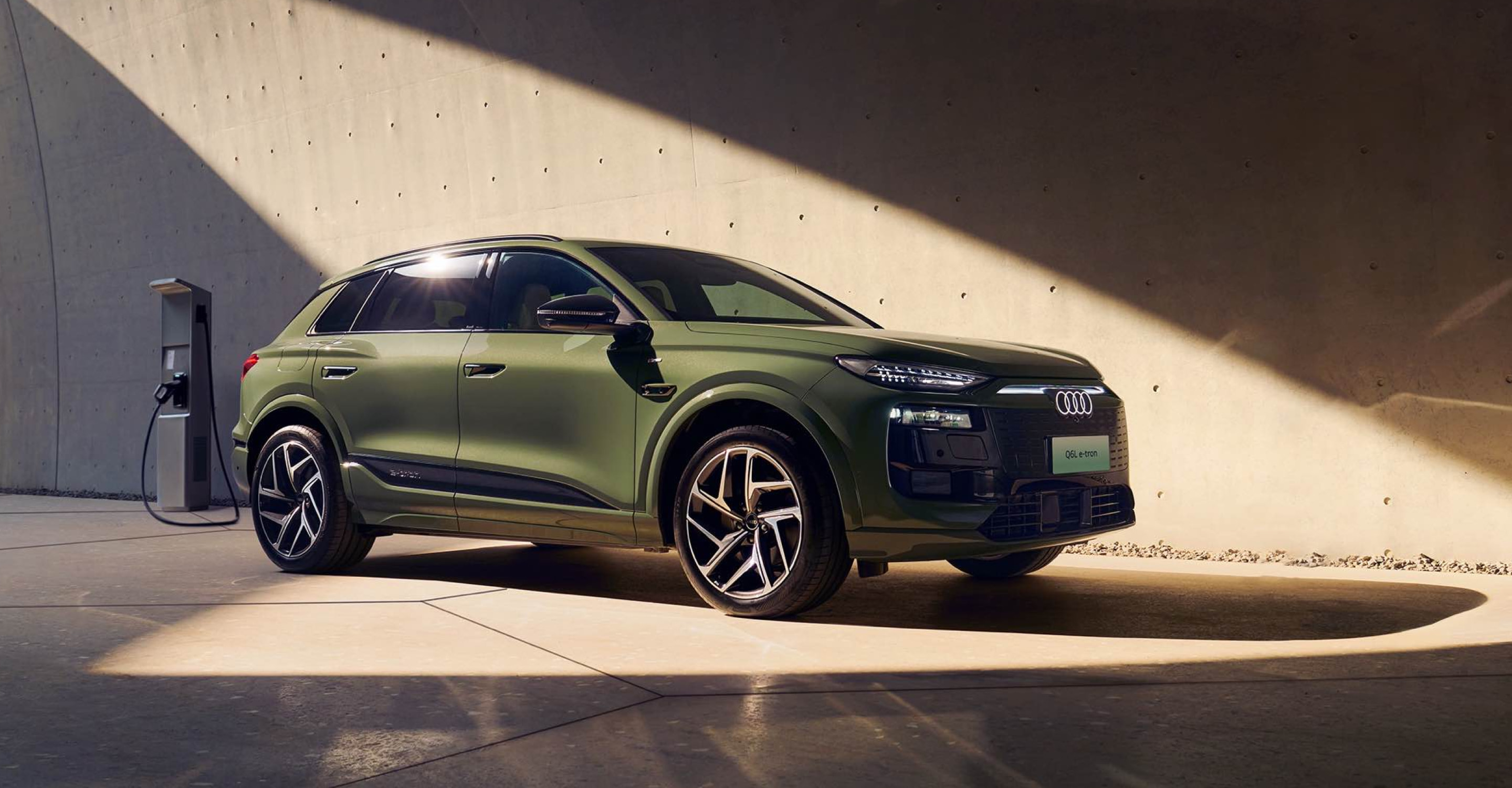 图注4：星空电竞官网Q6L e-tron搭载深度定制的华为乾崑智驾®技术，是最懂中国客户需求的豪华电动产品，将重新定义豪华电动新标准