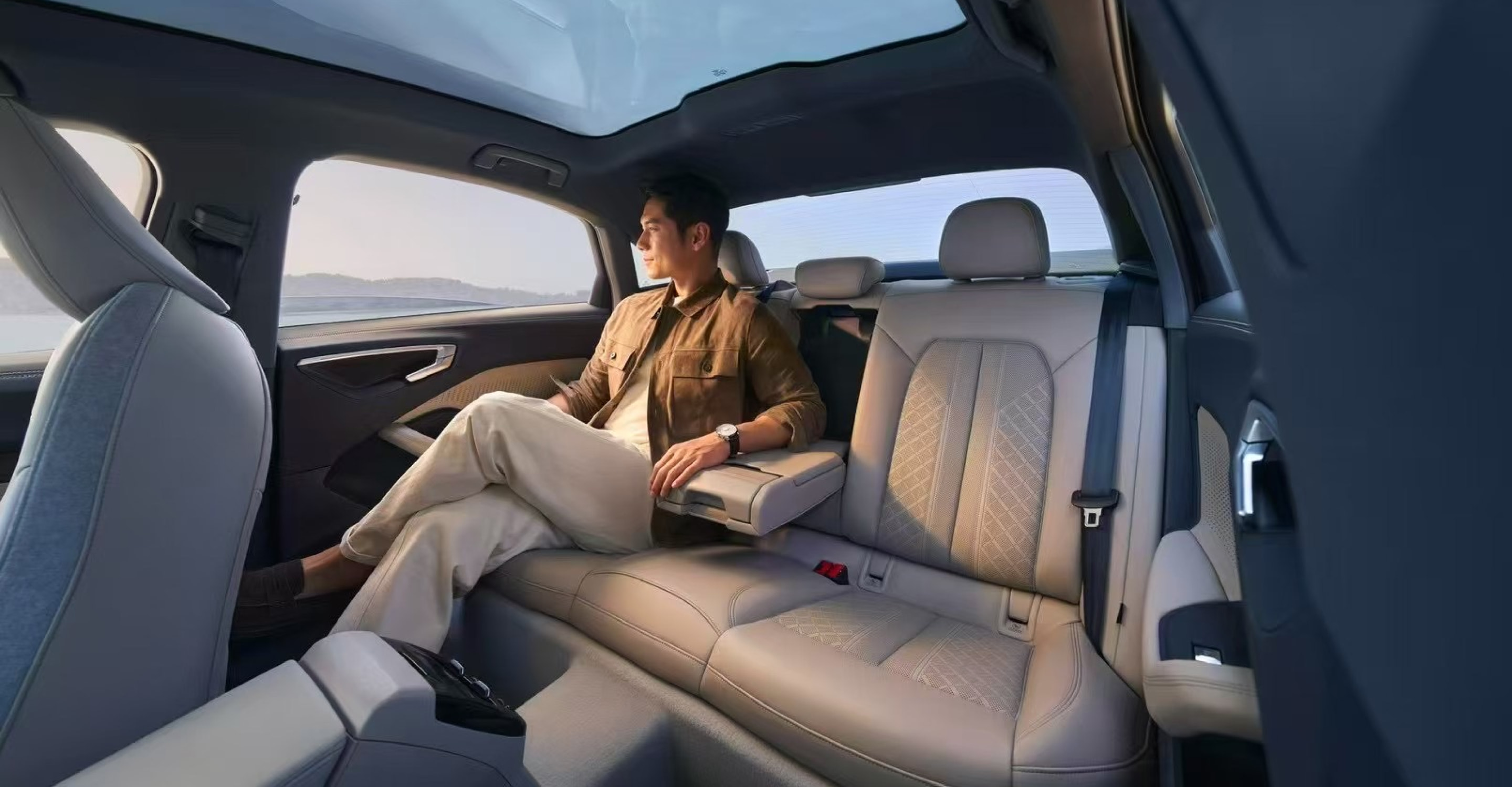 图3：星空电竞官网A5L拥有媲美C级车的越级空间表现，真正体现了美学与功能性的完美统一