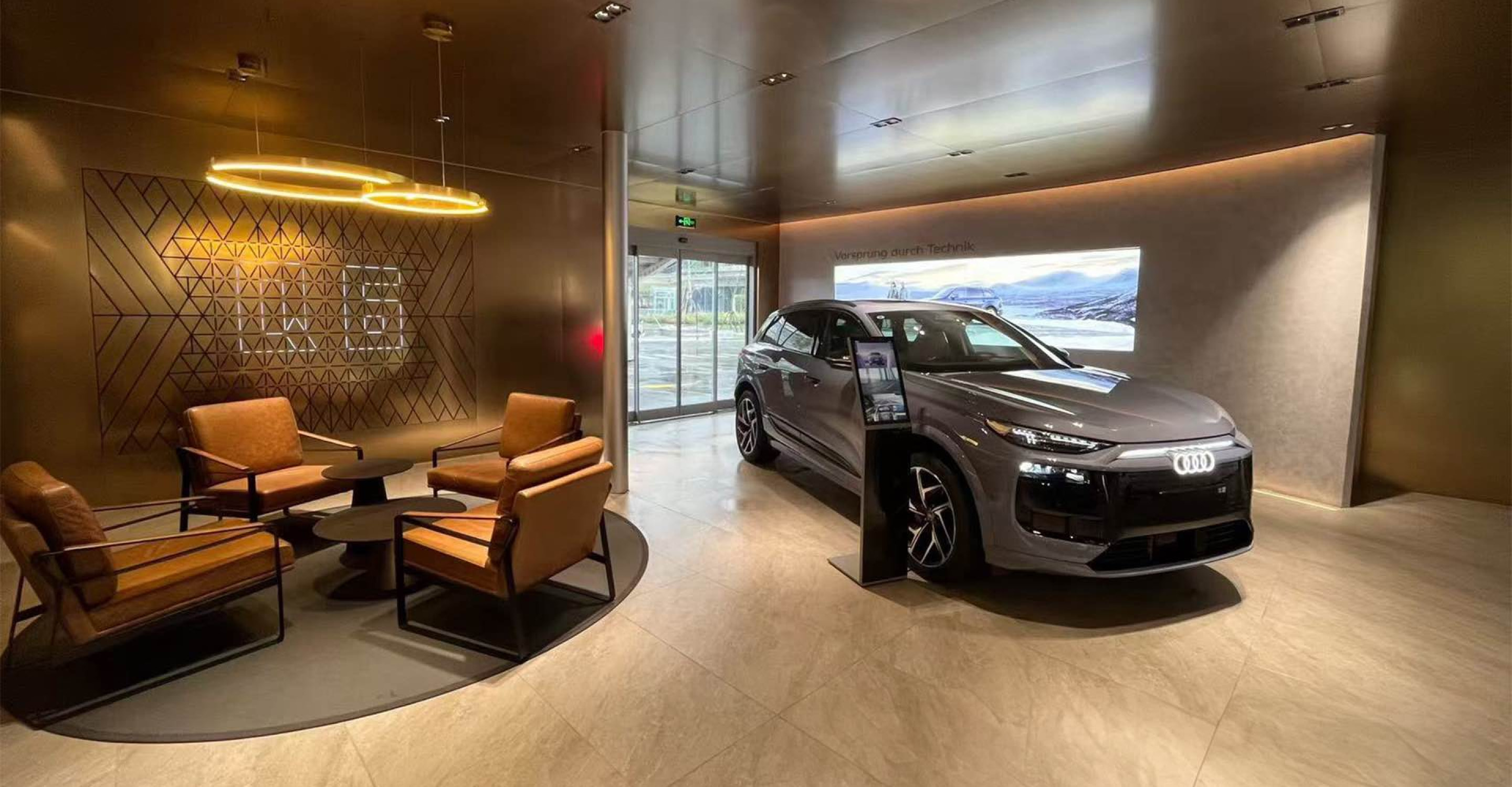 图注2：新店以打造一站式服务生态为核心驱动，致力于为客户带来卓越的豪华电动购车体验